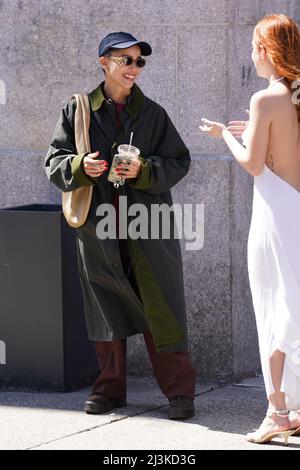 New York, NY, USA. 8. April 2022. Zoe Kravitz Out and about for Celebrity Candids - FR, New York, NY 8. April 2022. Kredit: Kristin Callahan/Everett Collection/Alamy Live Nachrichten Stockfoto