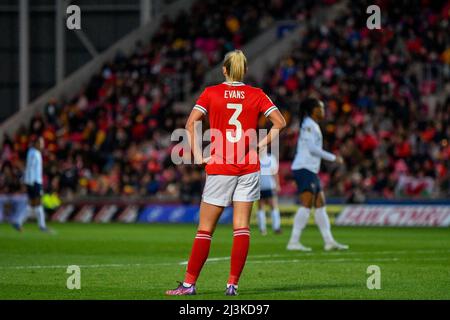 Llanelli, Wales. 8. April 2022. Gemma Evans von Wales Women während des FIFA Women's World Cup Qualifier Group I-Spiels zwischen Wales Women und France Women am 8. April 2022 im Parc y Scarlets in Llanelli, Wales, Großbritannien. Quelle: Duncan Thomas/Majestic Media. Stockfoto