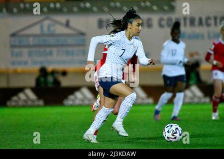 Llanelli, Wales. 8. April 2022. Sakina Karchaoui aus Frankreich Frauen in Aktion während des FIFA Frauen-WM-Qualifikationsspiel der Qualifikationsgruppe I zwischen den Frauen aus Wales und Frankreich am 8. April 2022 im Parc y Scarlets in Llanelli, Wales, Großbritannien. Quelle: Duncan Thomas/Majestic Media. Stockfoto