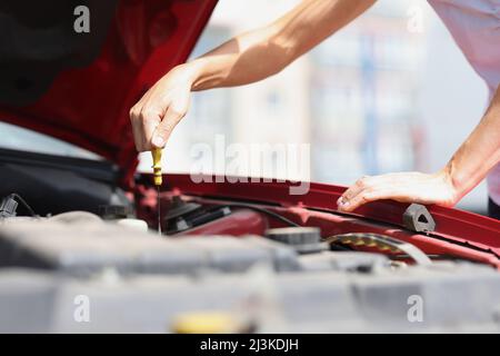 Der Fahrer überprüft den Ölstand in Nahaufnahme der Fahrzeugmotoren Stockfoto