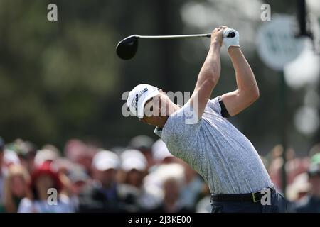 Wir Justin Thomas schlägt am 7. April 2022 in der ersten Runde des Masters-Golfturniers 2022 im Augusta National Golf Club in Augusta, Georgia, USA, auf dem 1.-Loch-Platz ab. Kredit: Koji Aoki/AFLO SPORT/Alamy Live Nachrichten Stockfoto
