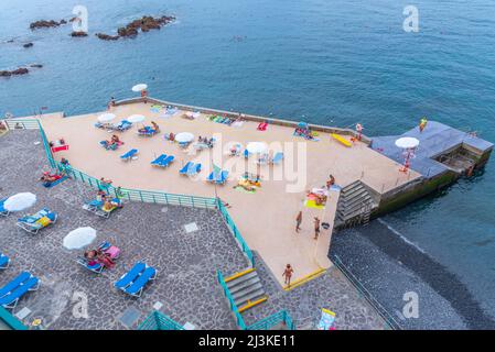 Funchal, Portugal, 13. Juni 2021: Barreirinha-Strand auf der portugiesischen Insel Madeira. Stockfoto