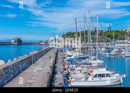 Funchal, Portugal, 13. Juni 2021: Marina in der portugiesischen Stadt Funchal. Stockfoto