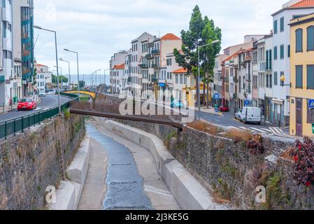 Funchal, Portugal, 12. Juni 2021: Handelsstraße in der portugiesischen Stadt Funchal. Stockfoto