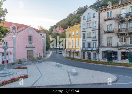 Sintra, Portugal, 28. Oktober 2021: Bunte Straße in der portugiesischen Stadt Sintra, Portugal. Stockfoto