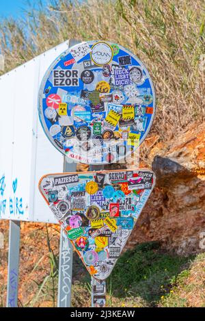 Nazare, Portugal, 27. Oktober 2021: Verkehrsschild mit Aufklebern in Nazare, Portugal. Stockfoto