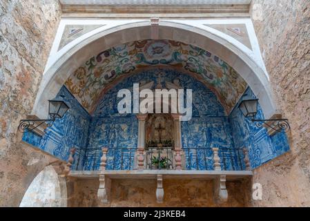 Obidos, Portugal, 27. Oktober 2021: Azulejos Mosaiken an der Porta da Vila in Obidos, Portugal. Stockfoto