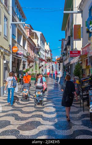 Cascais, Portugal, 25. Oktober 2021: Die Menschen schlendern durch die engen Gassen von Cascais in Portugal. Stockfoto
