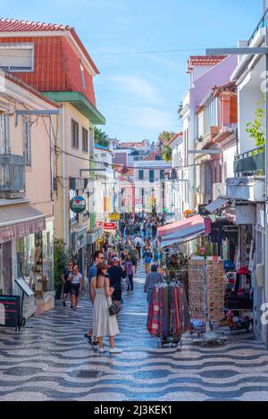 Cascais, Portugal, 25. Oktober 2021: Die Menschen schlendern durch die engen Gassen von Cascais in Portugal. Stockfoto