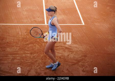 Bogota, Kolumbien. 9.. Mai 2022. Dayana Yastremska aus der Ukraine in ihrem Spiel gegen Laura Pigossi aus Brasilien beim WTA Turnier Copa Colsanitas am 7. April 2022 in Bogota, Kolumbien.Dayana verließ zusammen mit ihrer Schwester Ivana am 25. Februar ihr Land und trennte sich von ihren Eltern. Nach ihrer Flucht aus ihrem Land kamen sie mit ihrer Schwester nach Lyon, um Lyon mit einer Einladung zu bestreiten, im Doppel zu spielen. Sie würde am Montag, den 4.. April, ankommen, aber leider verlor ihr Spiel heute im Viertelfinale. (Bild: © Daniel Garzon Herazo/ZUMA Press Wire) Stockfoto