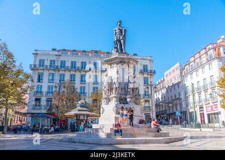 Lissabon, Portugal, 24. Oktober 2021: Die Menschen passieren den Platz Luis de Camoes in Lissabon, Portugal. Stockfoto