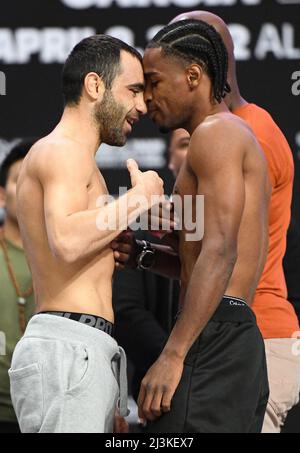 San Antonio, Texas, USA. 8. April 2022. SAN ANTONIO, TX - 8. APRIL: (L-R) Azat Hoivchanninsyan (124,2lbs) und Dagoberto Aguero (122,8lbs) treten am 8. April 2022 in San Antonio, Texas, für ihren Federgewichtskampf im Alamodome Stadium, USA (Bild: © Mikael Ona/PX Imagens via ZUMA Press Wire) Quelle: ZUMA Press, Inc./Alamy Live News Stockfoto