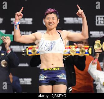 San Antonio, Texas, USA. 8. April 2022. SAN ANTONIO, TX - 8. APRIL: Naoka Fujioka (111,6) während der Wiegung für ihren WBA, WBC und vakanten Ring Magazine Flyweight-Titel gegen Marlen Esparza (111,4lbs) im Alamodome Stadium am 8. April 2022 in San Antonio, Texas, USA (Bild: © Mikael Ona/PX Imagens via ZUMA Press Wire) Quelle: ZUMA Press, Inc./Alamy Live News Stockfoto