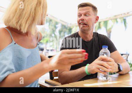 Frau kommuniziert mit Mann Stockfoto