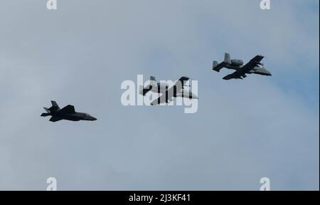 Ein F-35 Lightning II, der der Hill Air Force Base, Utah, zugewiesen wurde, und zwei A-10 Thunderbolt IIS mit dem 442. Fighter Wing bereiten sich auf die Landung auf der Whiteman Air Force Base, Missouri, am 5. April 2022 vor. Übung Agile Tiger schafft Einheit von Anstrengung und Mission über Komponenten, Befehle und Dienste hinweg. Einheiten von ACC, AMC und AFGSC werden an Agile Tiger teilnehmen. (US Air Force Foto von Senior Airman Christina Carter) Stockfoto