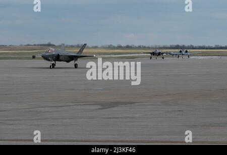 Zwei F-35 Lightning II wurden der Hill Air Force Base, Utah, zugewiesen und zwei A-10 Thunderbolt IIS mit dem 442. Fighter Wing Taxi auf der Whiteman Air Force Base, Missouri, 5. April 2022. Exercise Agile Tiger wurde entwickelt, um unsere Fähigkeit zur Kommunikation, Zusammenarbeit und Zusammenarbeit mit unseren Service-Partnern zu verbessern. (US Air Force Foto von Senior Airman Christina Carter) Stockfoto