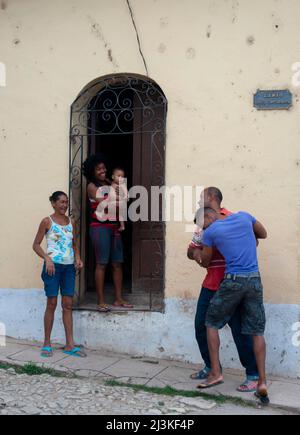 Familie lacht und spielt auf der Straße in Trinidad, Kuba. Stockfoto