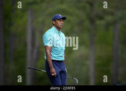 Augusta, USA. 08. April 2022. Tiger Woods geht am zweiten Tag des Masters-Turniers im Augusta National Golf Club in Augusta, Georgia, am Freitag, den 8. April 2022 auf das 18. Green. Foto von Bob Strong/UPI Credit: UPI/Alamy Live News Stockfoto