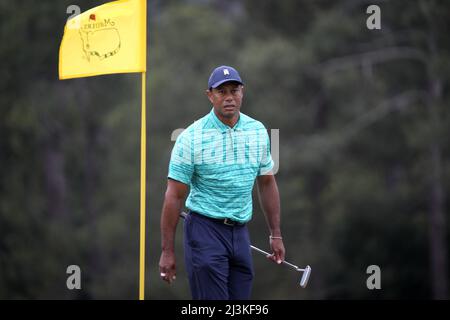 Augusta, USA. 08. April 2022. Tiger Woods geht am zweiten Tag des Masters-Turniers im Augusta National Golf Club in Augusta, Georgia, am Freitag, den 8. April 2022 auf das 18. Green. Foto von Bob Strong/UPI Credit: UPI/Alamy Live News Stockfoto