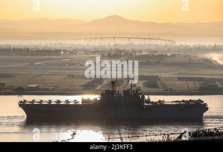 Die USS Tripoli (LHA-7), ein amphibisches Angriffsschiff der amerikanischen Klasse, kehrt am 7. April 2022 in den Hafen der Naval Air Station North Island, Kalifornien, zurück. Die Tripolis unterstützte den Betrieb von 20 F-35B Lightning II-Jets von Marine Fighter Attack Squadrons 211 und 225, Marine Aircraft Group 13, 3. Marine Aircraft Wing sowie Marine Operational Test and Evaluation Squadron 1 im Rahmen der Lightning Carrier Concept Demonstration des U.S. Marine Corps. Die Lightning Carrier Concept Demonstration zeigt, dass Tripolis und andere amphibische Angriffsschiffe in der Lage sind, als dedizierte stationäre Plattform zu arbeiten Stockfoto