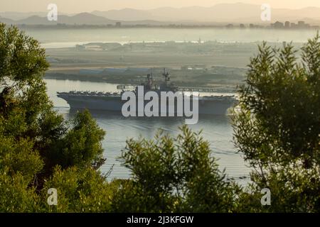 Die USS Tripoli (LHA-7), ein amphibisches Angriffsschiff der amerikanischen Klasse, kehrt am 7. April 2022 in den Hafen der Naval Air Station North Island, Kalifornien, zurück. Die Tripolis unterstützte den Betrieb von 20 F-35B Lightning II Jets von Marine Fighter Attack Squadrons 211 und 225, Marine Aircraft Group 13, 3. Marine Aircraft Wing sowie Marine Operational Test and Evaluation Squadron im Rahmen der Lightning Carrier Concept Demonstration des U.S. Marine Corps. Die Lightning Carrier Concept Demonstration zeigt, dass Tripolis und andere amphibische Angriffsschiffe in der Lage sind, als dedizierte stationäre Plattform zu arbeiten Stockfoto