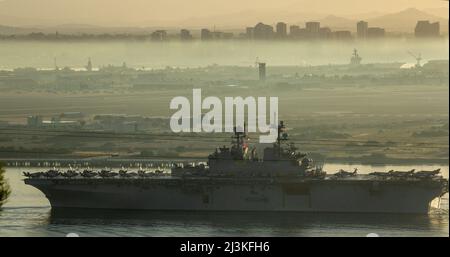 Die USS Tripoli (LHA-7), ein amphibisches Angriffsschiff der amerikanischen Klasse, kehrt am 7. April 2022 in den Hafen der Naval Amphibious Base Coronado, Kalifornien, zurück. Die Tripolis unterstützte den Start von 20 F-35B Lightning II-Jets von Marine Fighter Attack Squadrons 211 und 225, Marine Aircraft Group 13, 3. Marine Aircraft Wing sowie Marine Operational Test and Evaluation Squadron 1 im Rahmen der Lightning Carrier Concept Demonstration des U.S. Marine Corps. Die Lightning Carrier Concept Demonstration zeigt, dass Tripolis und andere amphibische Angriffsschiffe in der Lage sind, als dedizierte stationäre Plattform zu arbeiten Stockfoto