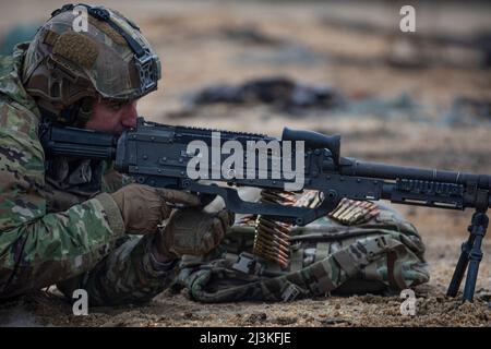 Soldaten der US-Armee aus Active Duty, der Nationalgarde und der Reserve führen während des Infantry Advanced Leaders Course 22-02 des Regional Training Institute 254. auf der Joint Base McGuire-Dix-Lakehurst, New Jersey, 7. April 2022 Kampfübungen mit Live-Feuer durch. Der Kurs „Fortgeschrittene Anführer“ ist ein branchenspezifischer Kurs, der Soldaten bietet, die für die Beförderung zum Staff Sgt ausgewählt wurden. Er bietet die Möglichkeit, die Führung, die technischen Fähigkeiten, das taktische Know-how und die Erfahrung zu verbessern, die für die Führung von Einheiten in Kadergröße erforderlich sind. (USA Foto der Air National Guard von Meister Sgt. Matt Hecht) Stockfoto