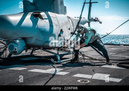 220325-O-NR876-479 PHILLIPPINE SEA (25. März 2022) – Aviation Electronics Technician 2. Klasse Yoseph Dardon aus Los Angeles betankt einen MQ-8B Fire Scout, der den „Blackjacks“ des Helicopter Sea Combat Squadron (HSC) 21 zugewiesen wurde, auf dem Flugdeck des Independence-Variant Littoral Combat Ship USS Charleston (LCS 18). Charleston, Teil von Destroyer Squadron (DESRON) 7, befindet sich im Rotationseinsatz und ist im Flottenbereich der USA 7. tätig, um die Interoperabilität mit Partnern zu verbessern und als einsatzbereite Kraft zur Unterstützung einer freien und offenen Region im Indo-Pazifik-Raum zu fungieren. (USA Navy ph Stockfoto