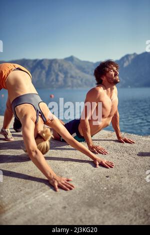 Junges Paar genießt am frühen Morgen zusammen trainieren.Yoga-Übung. Stockfoto
