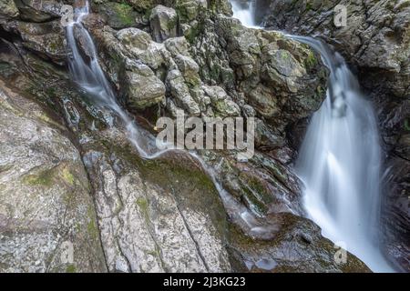 Rollstuhlgerecht, nur 400m Gehminuten vom Parkplatz entfernt, der Afon Sychryd River in Rhondda Cynon TAF, am einfachsten zu erreichen, in der Nähe von Dinas Rock, Wasserfällen, Mo Stockfoto