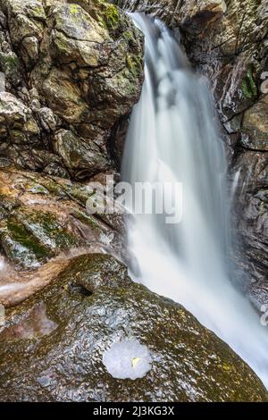 Rollstuhlgerecht, nur 400m Gehminuten vom Parkplatz entfernt, der Afon Sychryd River in Rhondda Cynon TAF, am einfachsten zu erreichen, in der Nähe von Dinas Rock, Wasserfällen, Mo Stockfoto