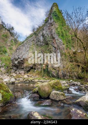 Rollstuhlgerecht, nur 400m Gehminuten vom Parkplatz entfernt, der Afon Sychryd River in Rhondda Cynon TAF, am einfachsten zu erreichen, in der Nähe von Dinas Rock, Wasserfällen, Mo Stockfoto