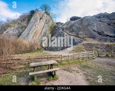 Sitzbereich, in der Nähe des großen beeindruckenden hohen Kalksteinfelsen- und Klippenvorgebirges, beeindruckendes Wahrzeichen von South Wales, das von Felskletterern genutzt wird, auf der Sychryd w Stockfoto