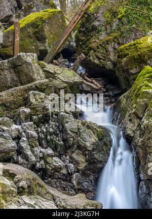 Rollstuhlgerecht, nur 400m Gehminuten vom Parkplatz entfernt, der Afon Sychryd River in Rhondda Cynon TAF, am einfachsten zu erreichen, in der Nähe von Dinas Rock, Wasserfällen, Mo Stockfoto