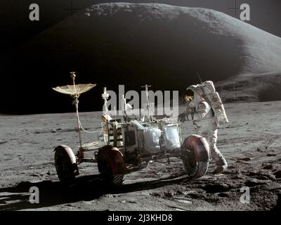 Astronaut James Irwin mit dem Lunar Roving Vehicle, mit Mount Hadley im Hintergrund. Stockfoto