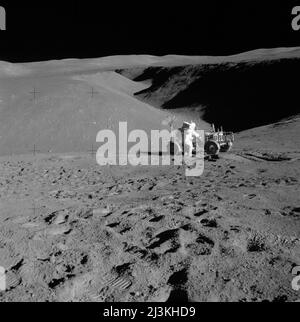 Astronaut David Scott arbeitet mit dem Lonar Rover in Hadley Rille, dem Landeplatz von Apollo 15 Stockfoto