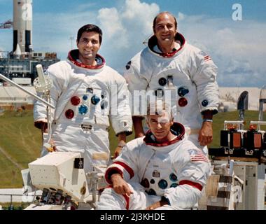 Die Hauptmannschaft für die Mondlandemission Apollo 17 sind: Commander, Eugene Cernan (sitzend), Command Module Pilot Ronald Evans (rechts) und Lunar Module Pilot, Harrison Schmitt. Apollo 17 war die letzte bemannte Mondmission - sie flog im Dezember 1972. Stockfoto