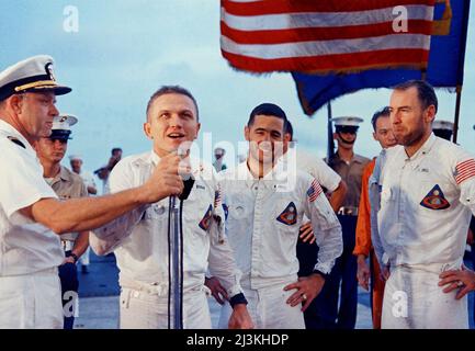 Frank Borman von Apollo 8 sprach mit den anderen Mitgliedern James Lovell und William anders an die Crew der USS Yorktown nach erfolgreichem Splashdown und der Genesung. Stockfoto