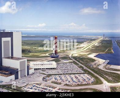 Saturn V SA-506, die Rakete, die das Raumschiff Apollo 11 trägt, bewegt sich aus dem Vehicle Assembly Building in Richtung Launch Complex 39 Stockfoto