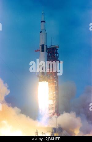 Die riesige, 363 Meter hohe Apollo 10-Rakete (Raumsonde 108/Lunar Module 6/Saturn 507) wird vom Kennedy Space Center aus gestartet. Mai 18 1969 Stockfoto