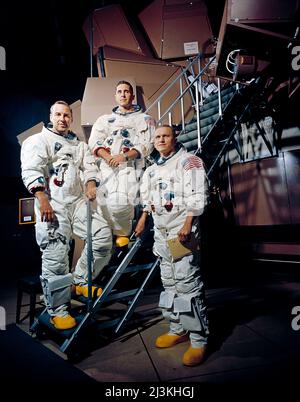 Apollo 8 Crew wird fotografiert, posiert auf einem Kennedy Space Center (KSC) Simulator in ihren Raumanzügen. Von links nach rechts sind: James Lovell, William anders und Frank Borman. Stockfoto
