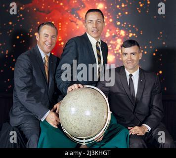 Die eigentliche Apollo 13 Mondlandemission Hauptmannschaft von links nach rechts sind: Commander, James Lovell, Command Module Pilot, John Swigert und Lunar Module Pilot, Fred Haise. Apollo 13 war die Mission, die während des Fluges eine Fehlfunktion erlitt und berühmt ist für ihr schlichtes „Houston, we have a Problem“ Stockfoto