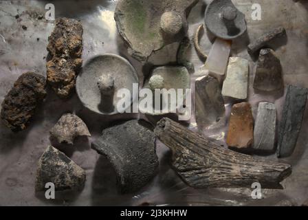 Fragmente von Töpferwaren aus prähistorischen Zeiten Indonesiens, die in Buni, Bekasi, West-Java, Indonesien gefunden wurden. Stockfoto