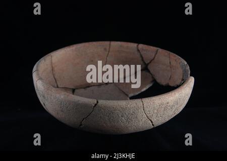 Töpferei aus prähistorischen Epochen Indonesiens, die in Karawang, West-Java, Indonesien, gefunden wurde. Stockfoto