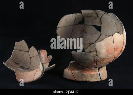 Fragmente von Töpferwaren aus prähistorischen Epochen Indonesiens, die als Begräbnisgeschenk verwendet wurden und in Karawang, West-Java, gefunden wurden. Stockfoto