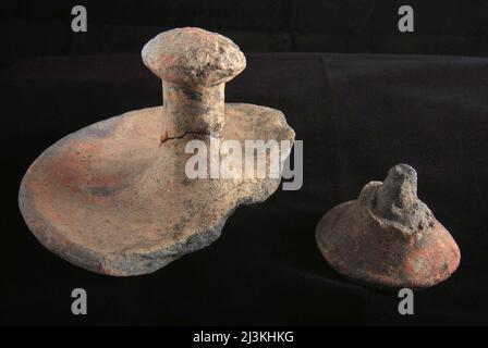 Teile von Töpferwaren aus prähistorischen Epochen Indonesiens, die in Karawang, West-Java, Indonesien, gefunden wurden. Fotografiert im Büro des indonesischen National Archaeology Research Institute in South Jakarta, Jakarta, Indonesien. Stockfoto