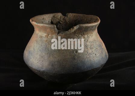 Töpferwaren aus prähistorischen Epochen Indonesiens, die als Begräbnisgeschenk verwendet wurden und in Karawang, West-Java, Indonesien, gefunden wurden. Fotografiert im Büro des indonesischen Nationalen Archäologischen Forschungsinstituts in Süd-Jakarta, Jakarta, Indonesien. Stockfoto