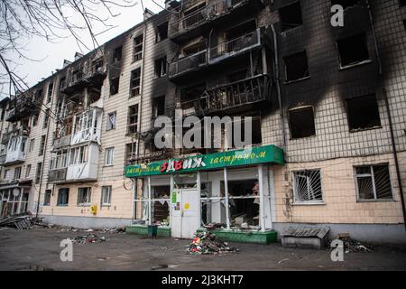 Borodyanka, Ukraine. 08. April 2022. Ein durch Schüsse beschädigtes Gebäude in Borodyanka, einer Stadt außerhalb von Kiew, die vor kurzem von der russischen Besatzung befreit wurde. Kredit: SOPA Images Limited/Alamy Live Nachrichten Stockfoto