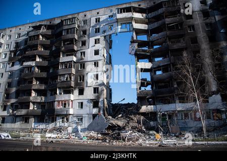 Borodyanka, Ukraine. 08. April 2022. Ein Gebäude, das durch den Beschuss in Borodyanka, einer Stadt außerhalb von Kiew, die vor kurzem von der russischen Besatzung befreit wurde, teilweise eingestürzt ist. Kredit: SOPA Images Limited/Alamy Live Nachrichten Stockfoto