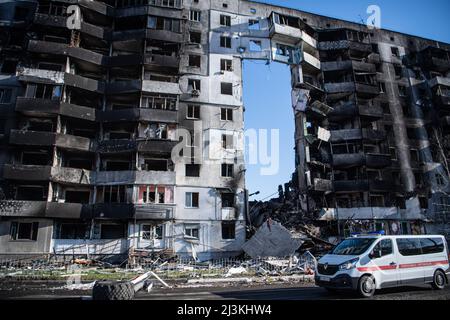 Borodyanka, Ukraine. 08. April 2022. Ein Gebäude, das durch den Beschuss in Borodyanka, einer Stadt außerhalb von Kiew, die vor kurzem von der russischen Besatzung befreit wurde, teilweise eingestürzt ist. Kredit: SOPA Images Limited/Alamy Live Nachrichten Stockfoto